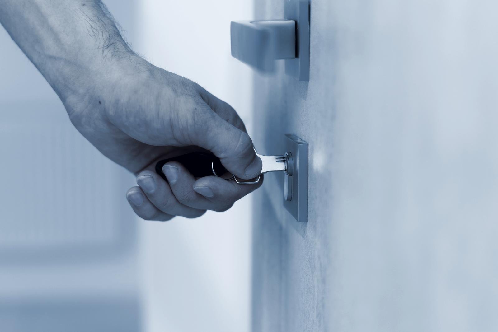 Cerrajero abriendo una puerta moderna en Valencia